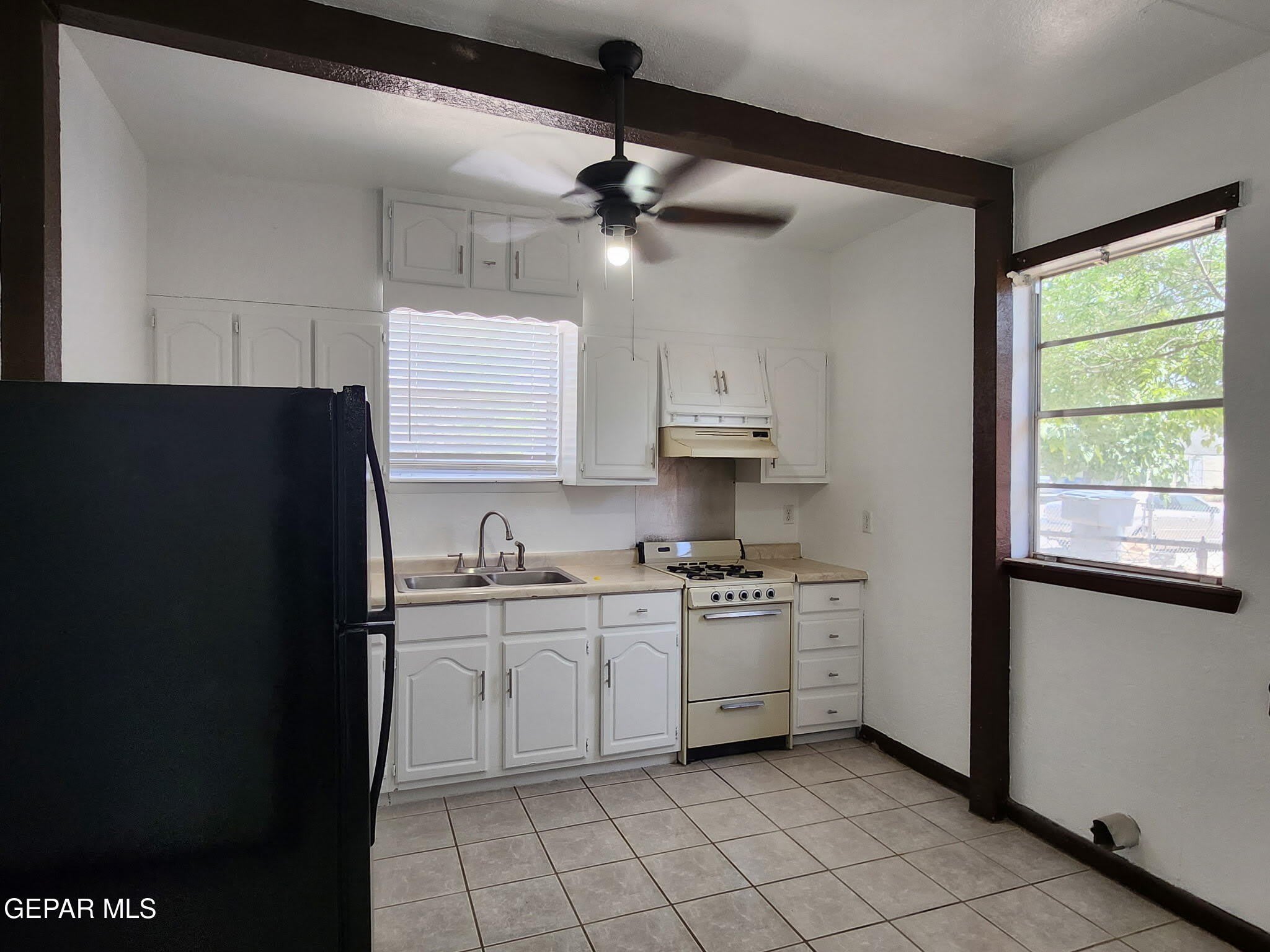 323 SINGH Street – photo 3