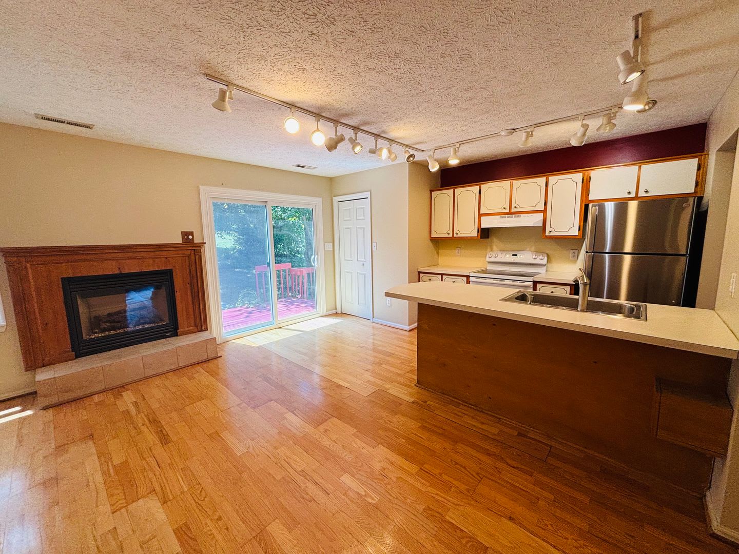 Nicely Appointed 3 Bedroom 2 Bath Townhome – photo 2