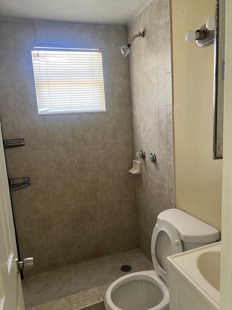 4721 Northeast 18th Avenue – photo 3