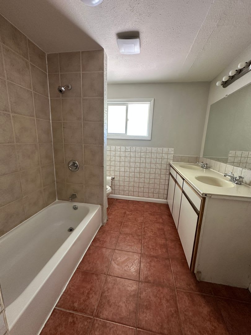 5 bedroom 2 bathroom Sinlge Family House in North Denver – photo 5
