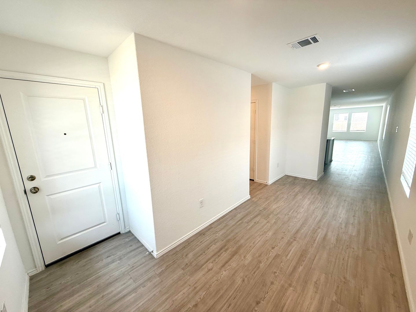 Spacious 4-Bedroom Home with Stainless Steel Appliances & Modern Comforts! – photo 3