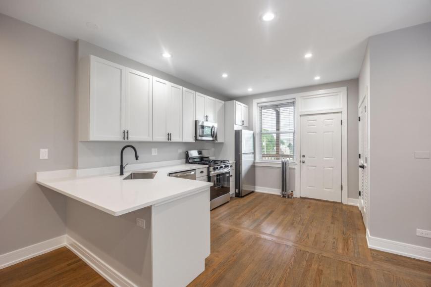 5454 N Paulina St – photo 2