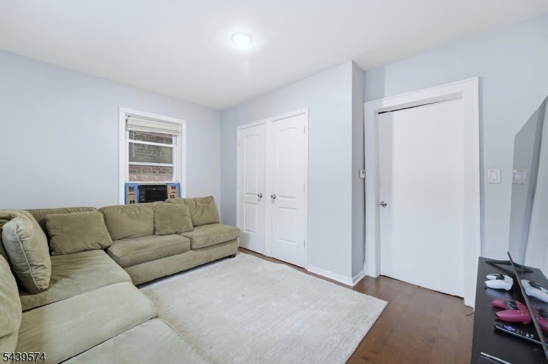 328 John St – photo 4