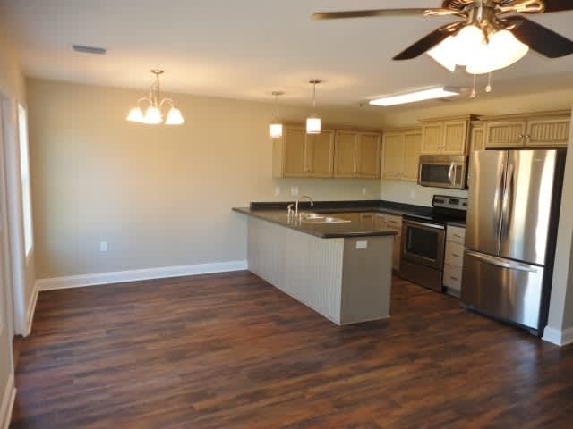 Stylish 3BR/2.5BA Two-Story Home with Fenced Yard & Modern Kitchen in North Valdosta – photo 3