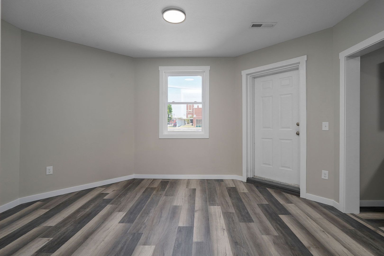 UTILITIES INCLUDED! Spacious 2-Bedroom, 1-Bathroom Home AVAILABLE NOW!! – photo 5