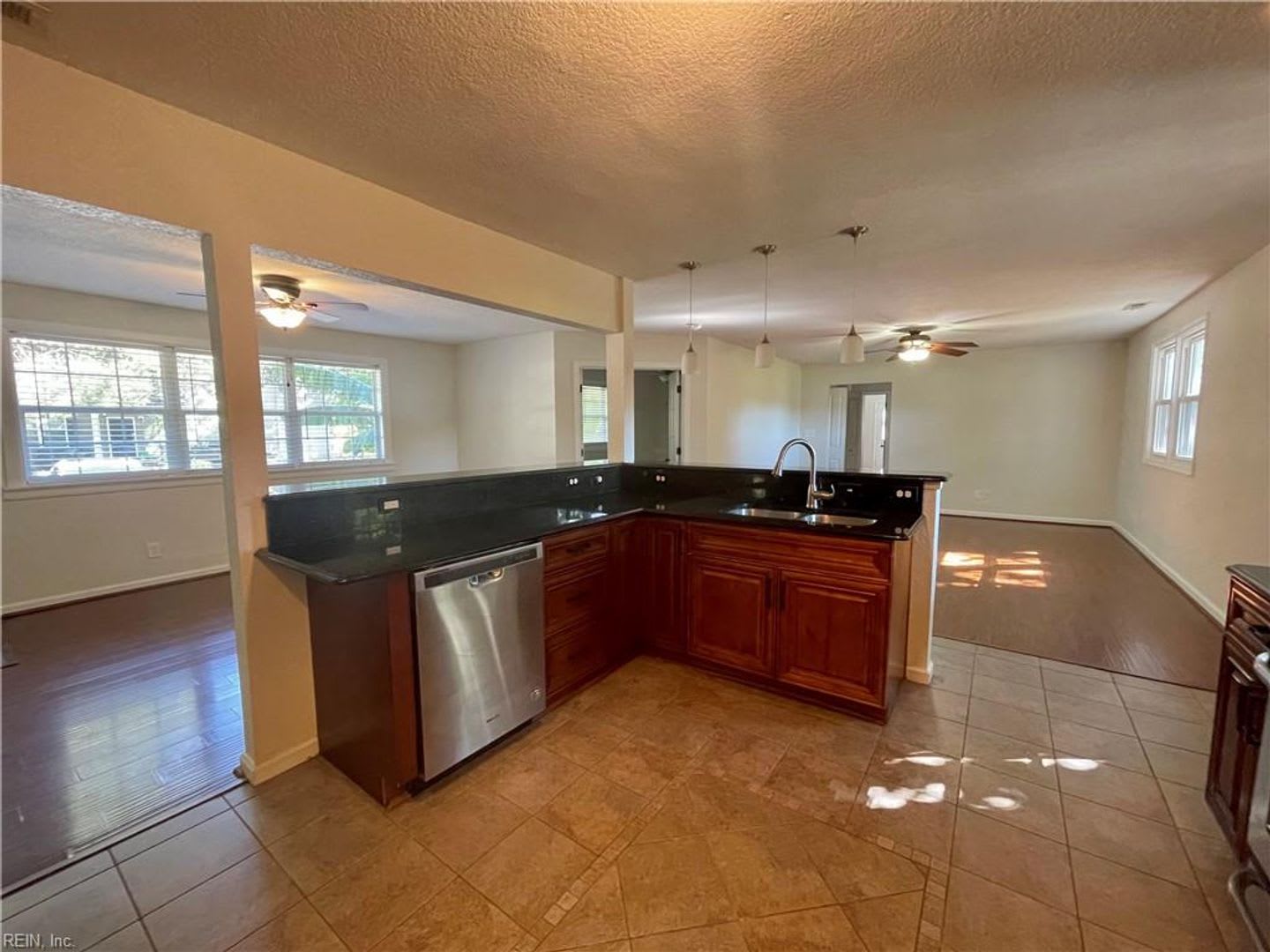 Beautiful 5 Bed Single Family Ranch In Vb – photo 4