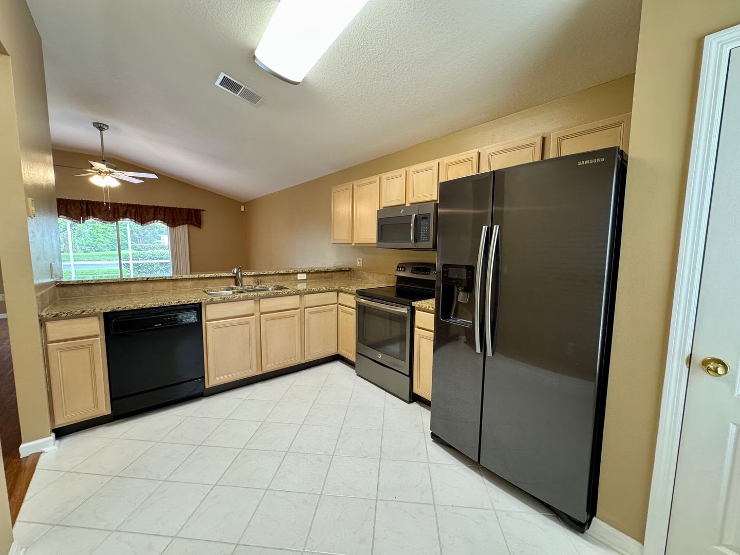 IMMACULATE 2 Bedroom / 2 Bathroom in Country Club of Mount Dora! – photo 4