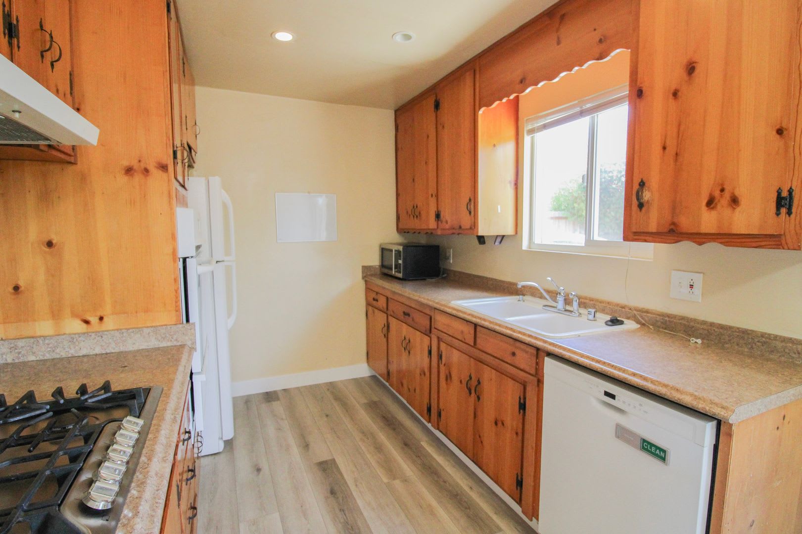 3 Bedroom House in Laguna Lake Area with Fresh Paint and New Flooring – photo 4