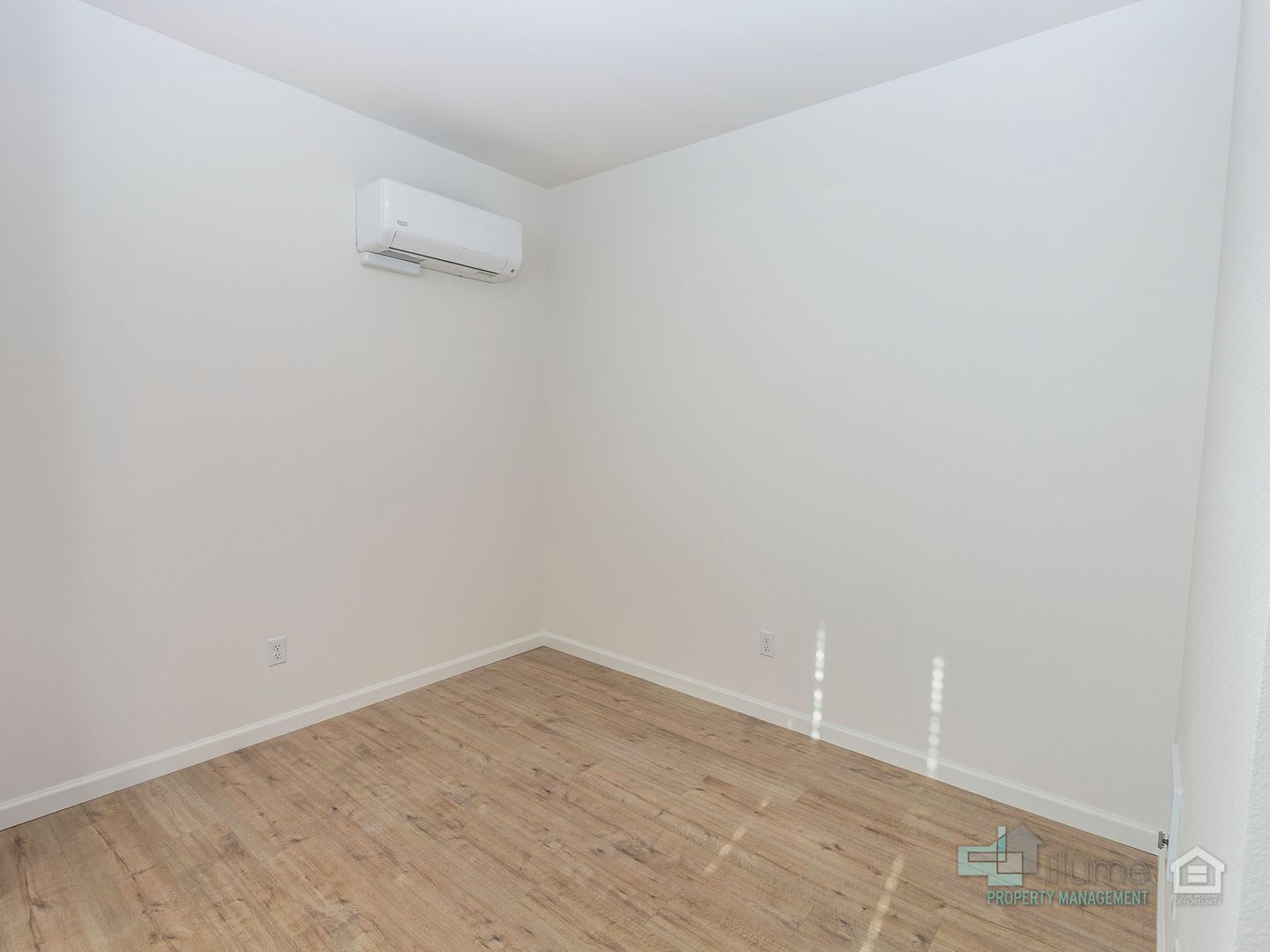 SUMMER SPECIAL: 1-MONTH RENT FREE! Charming 2 Bd/2.5 Ba Home in Hillsboro – photo 3