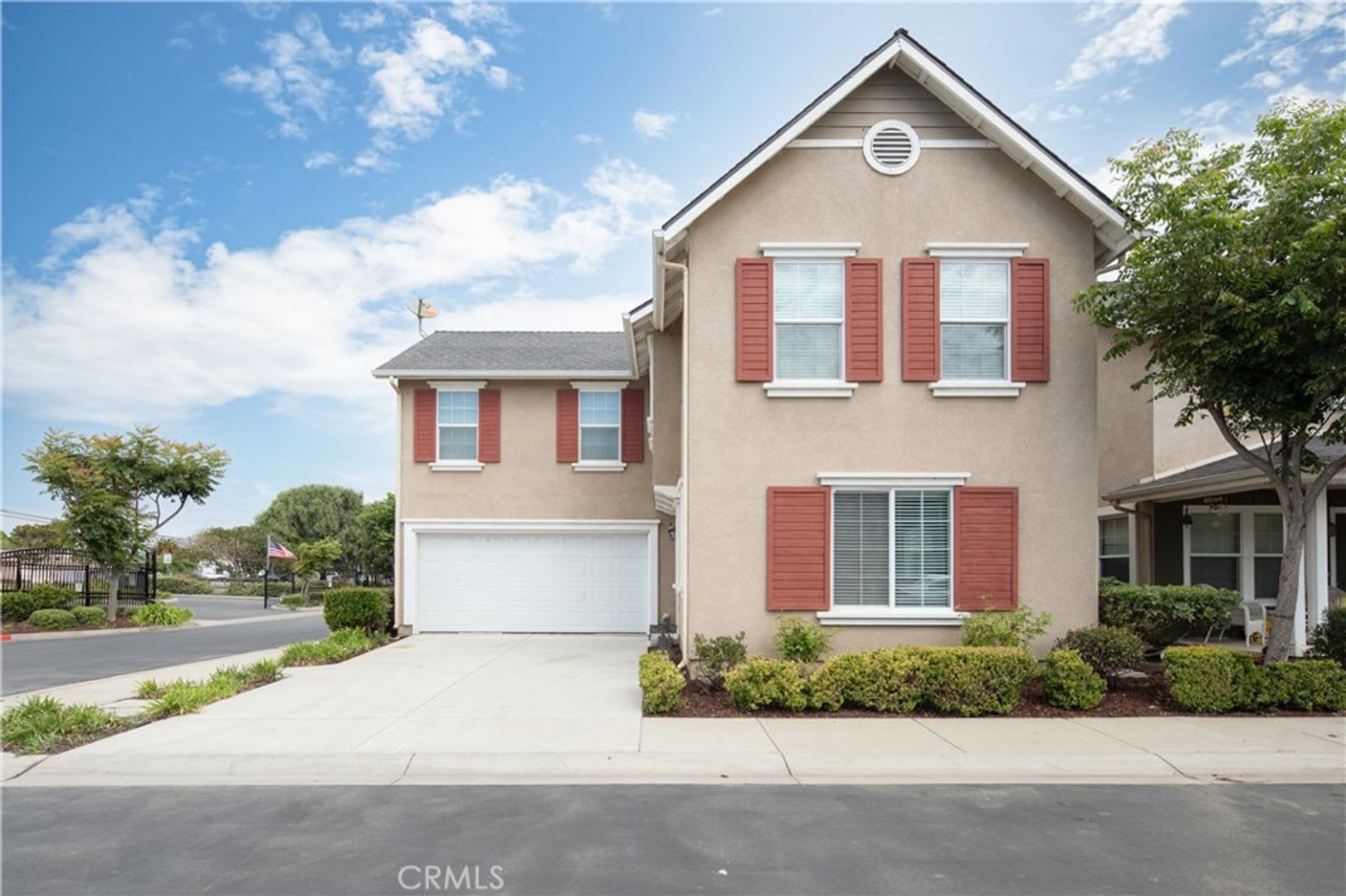 3-Bedroom, 2.5 Bathroom HOUSE with 2-car Garage in Gated Community! – photo 1