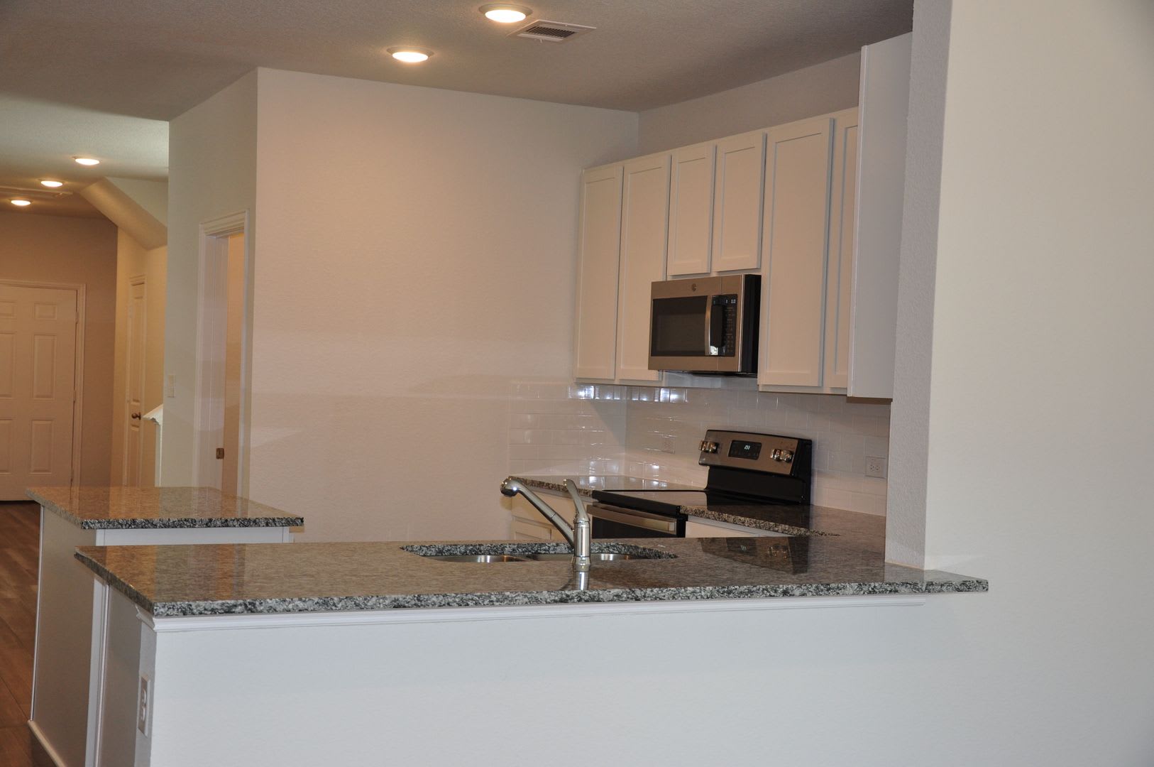 Brand New 3 Bedroom 2.5 Bath in Sonterra – photo 4