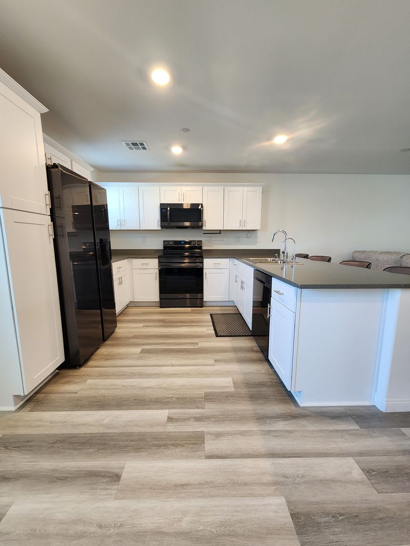 3 Bedroom Townhome With Internet Cable Water Sewer Trash Included – photo 4