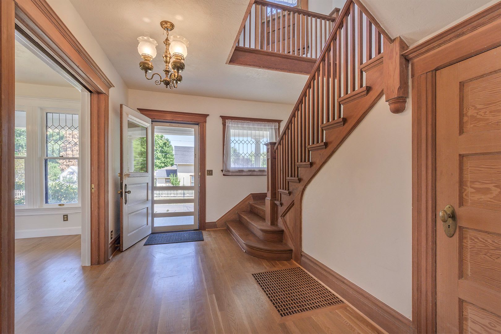 Historic Elegance Meets Modern Comfort Beautifully Restored 1904 Victorian In The Heart Of Forest Grove – photo 4