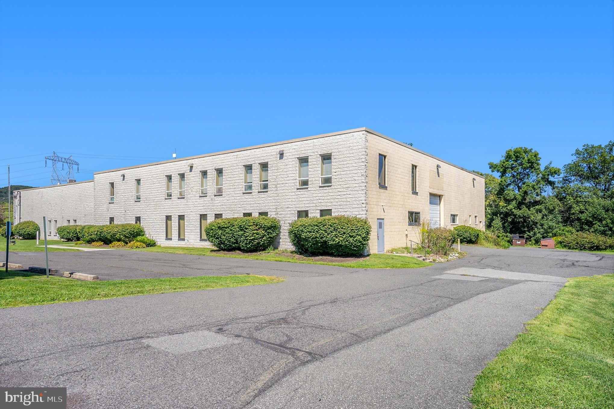 1090 READING AVE – photo 1