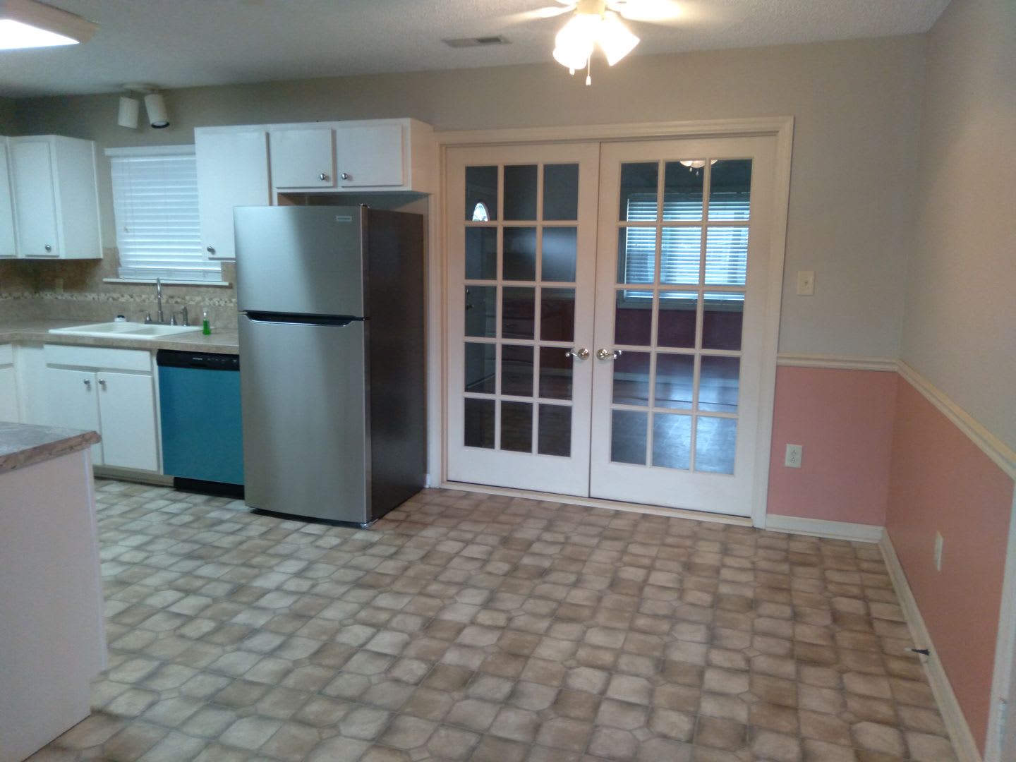 Cute 3 bedroom, 2 bath house with garage and fenced in yard – photo 5