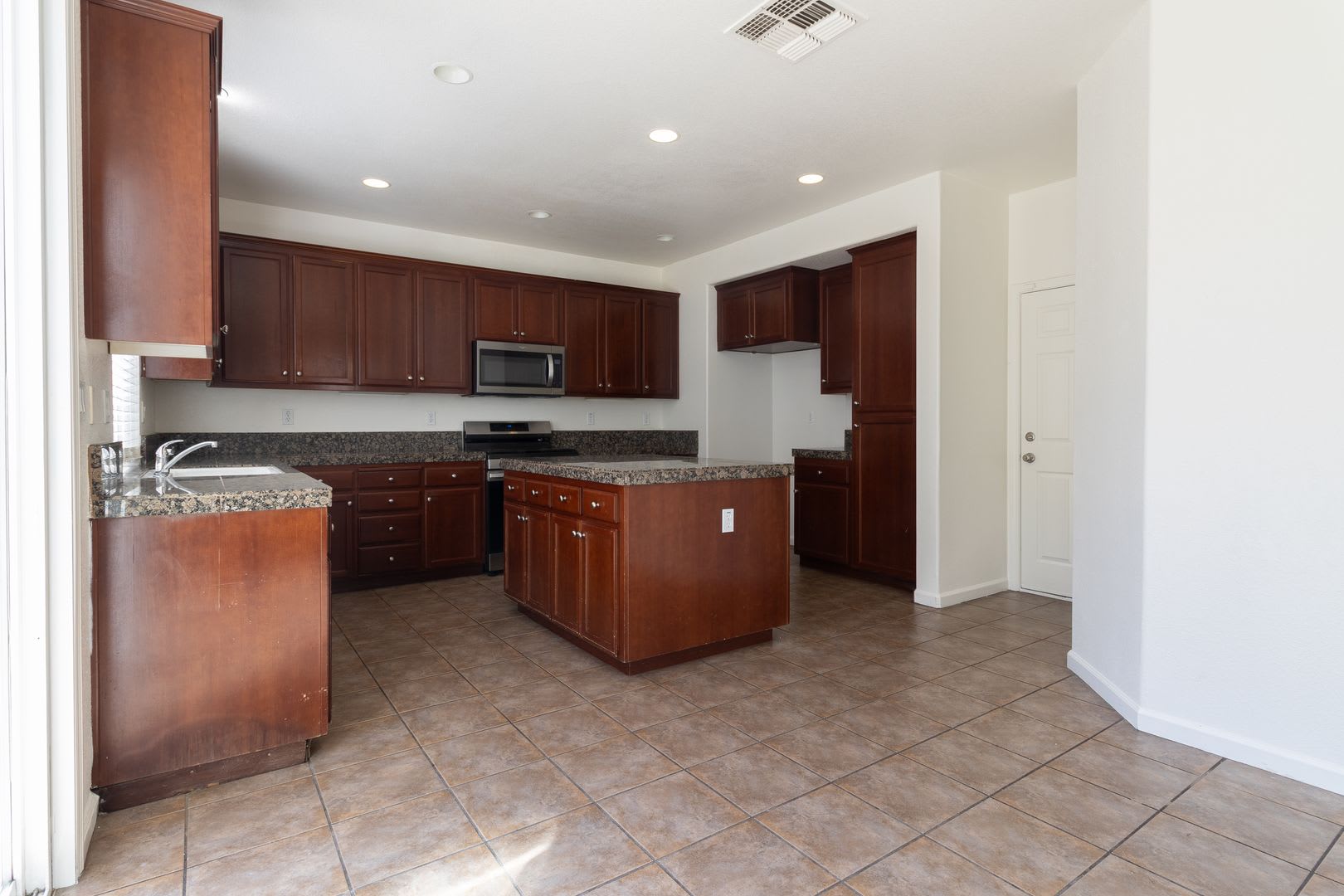 Now Available Spacious 4 Bedroom Home With Loft – photo 3