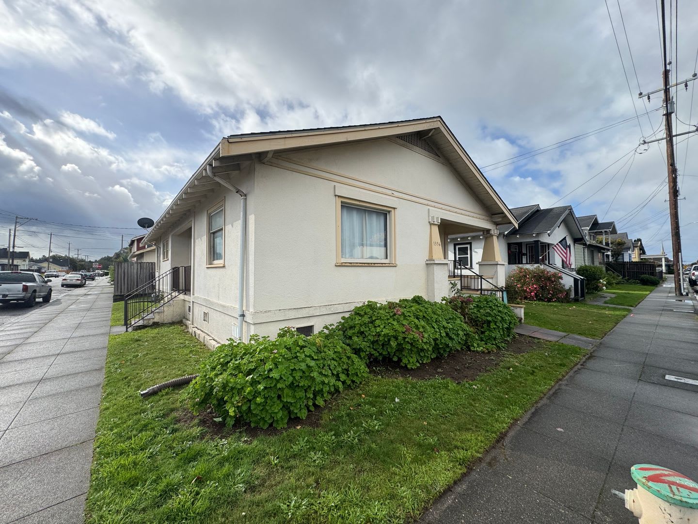 2/1 house, 2 car garage, yard, Very Nice – photo 2
