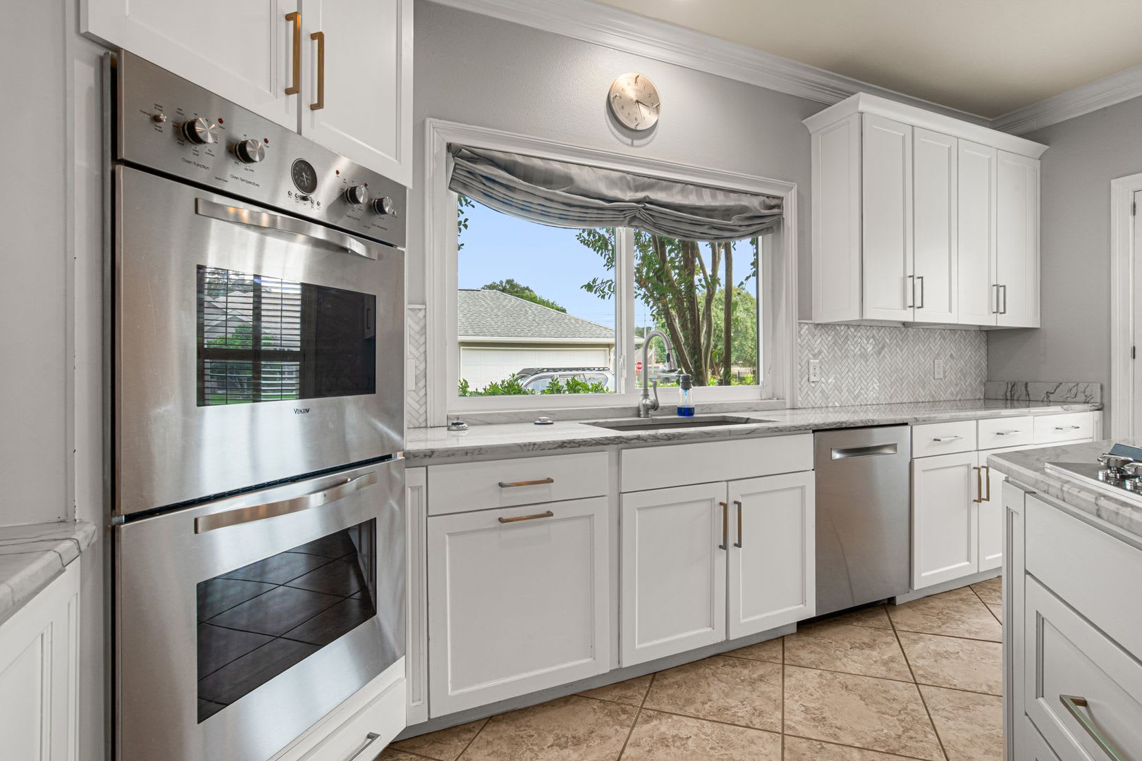 Gorgeous Luxury Pool Home in the Desirable Brittany Forge Neighborhood – photo 4