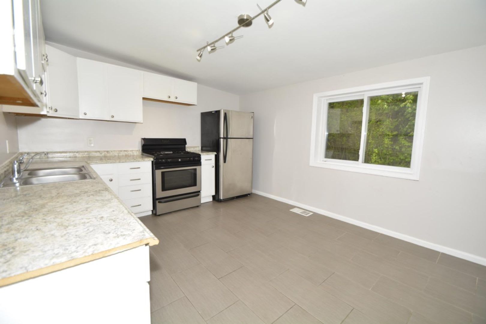 Cute 2 bed 1 Bath Home! Huge Walk in Closet!!!! – photo 5