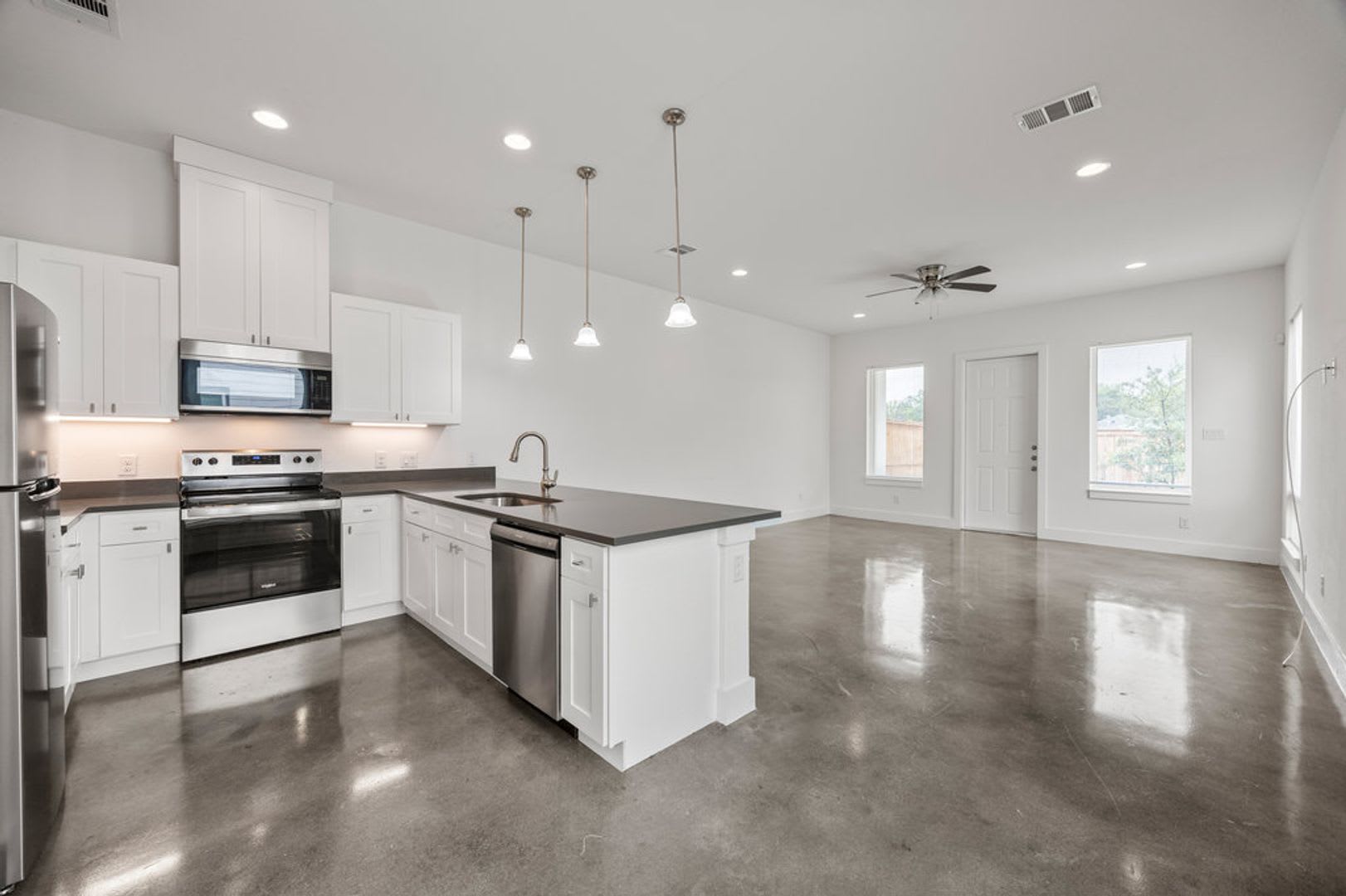 Spacious and Modern Townhome! – photo 5