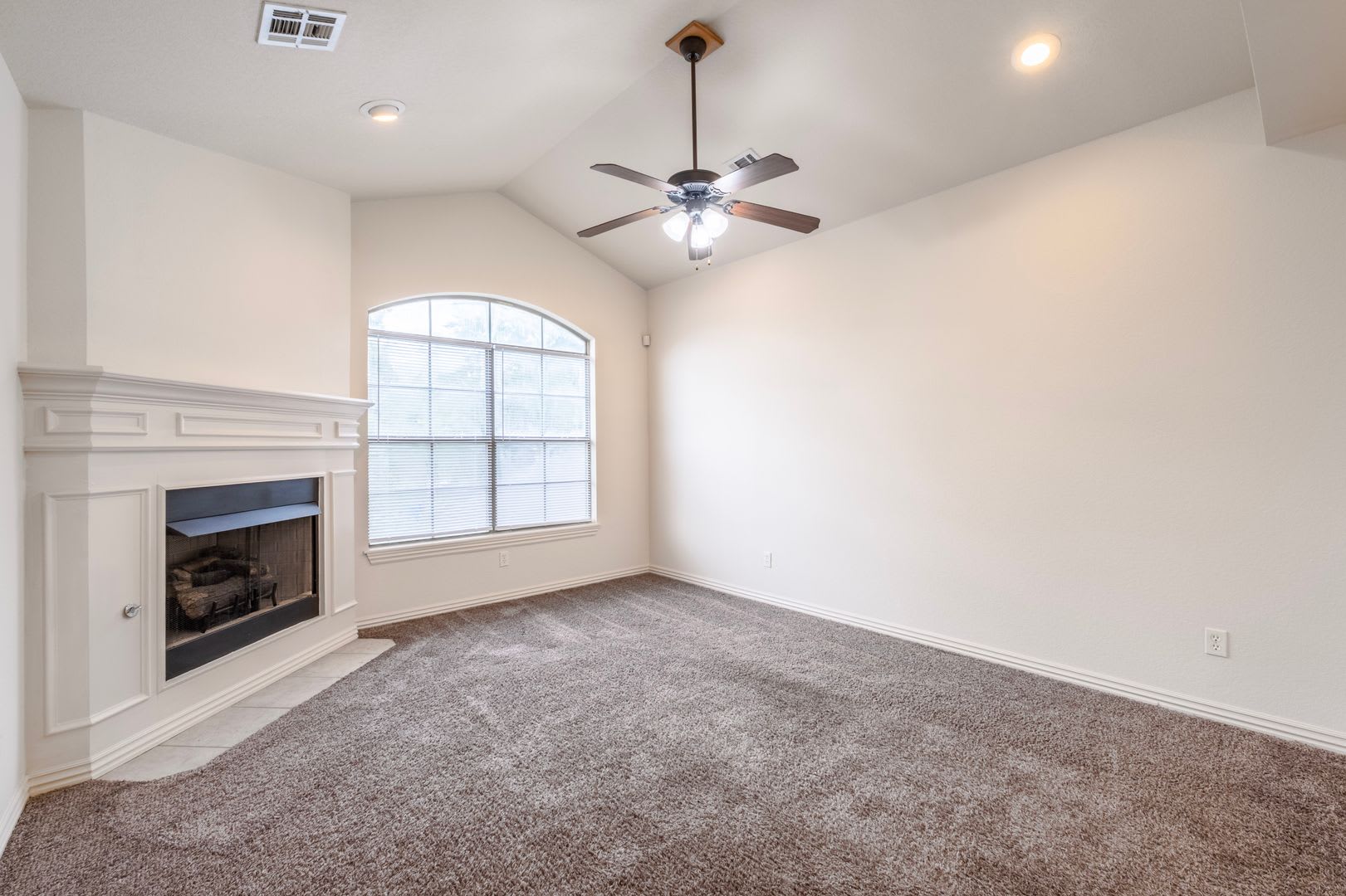 3 bed, 2 bath Condo: MOVE IN SPECIAL!! – photo 2