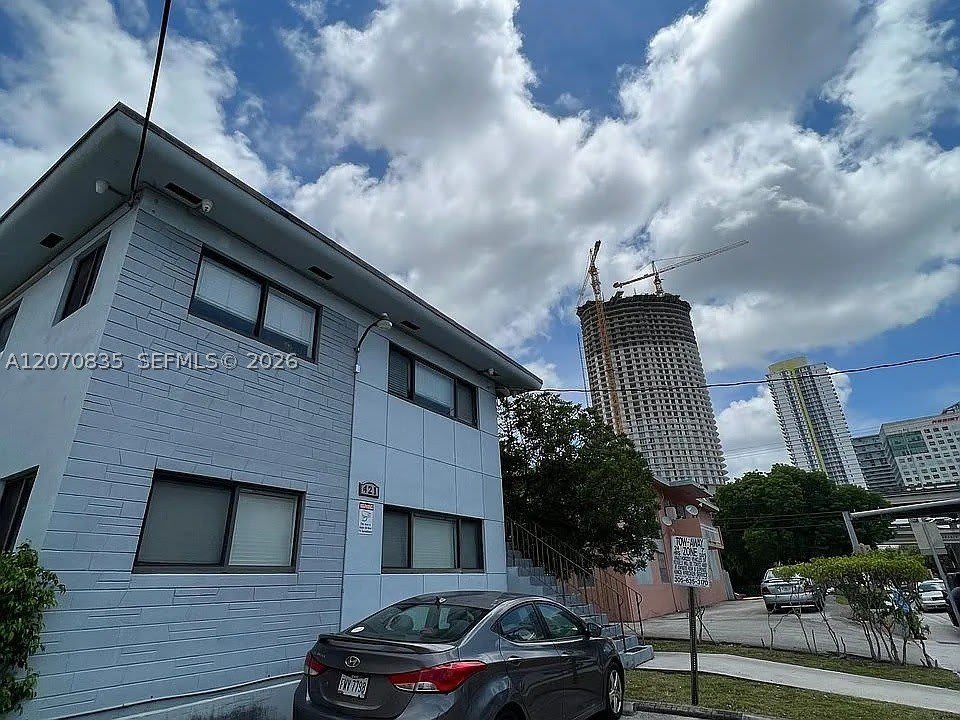 421 SW 6th St – photo 1
