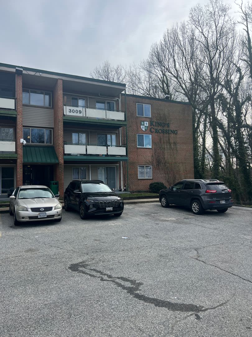 Cozy 3 Bedroom 1 Bathroom Condo Conveniently Located At Dc Line – photo 1