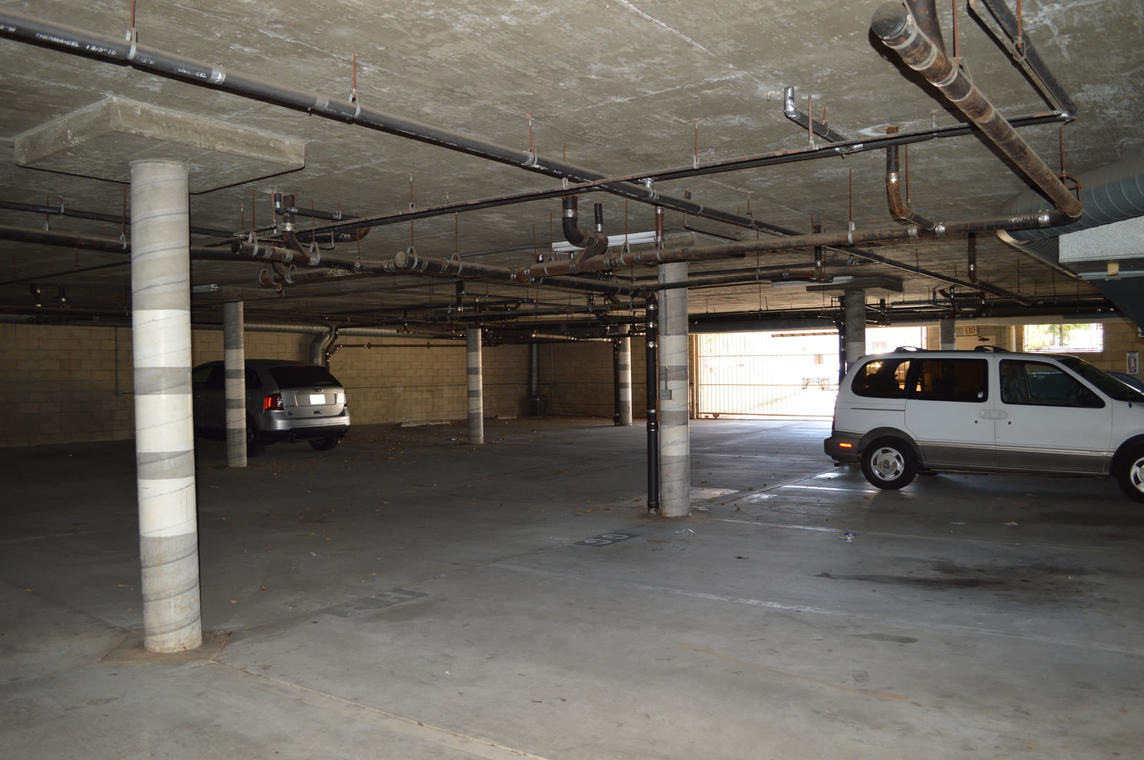 2 Br 1 And 1 2 Ba Condo With 2 Parking Space – photo 2