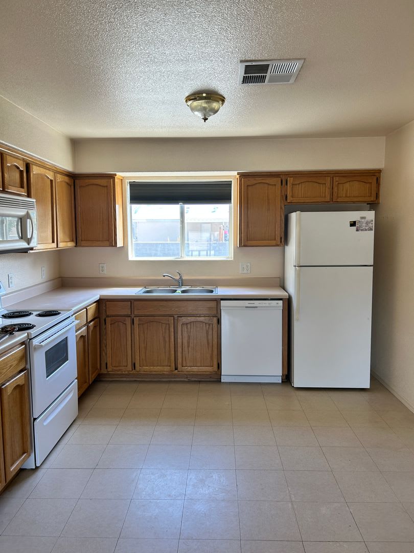 Cozy 3-Bedroom Home in Rancho Serenade Neighborhood – photo 3