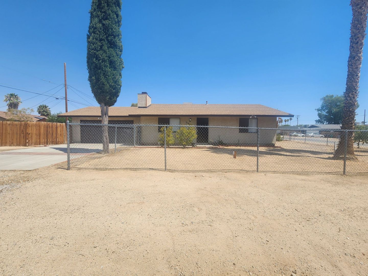 Corner Lot 2 Bedroom w/ 2 Car Garage – photo 1