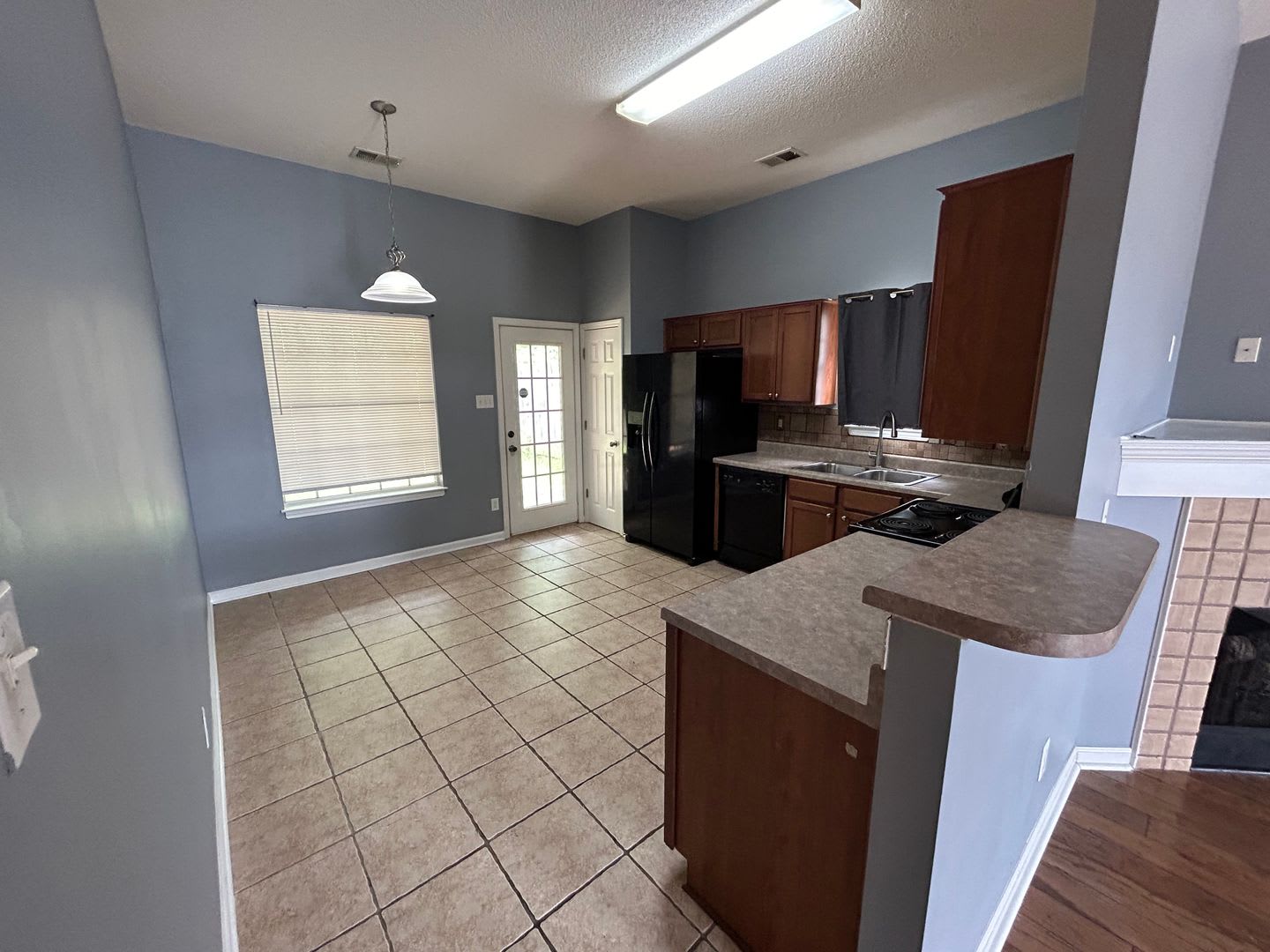 3BR/2.5BA near Shelby Farms. No CARPET! Small pets allowed. – photo 5