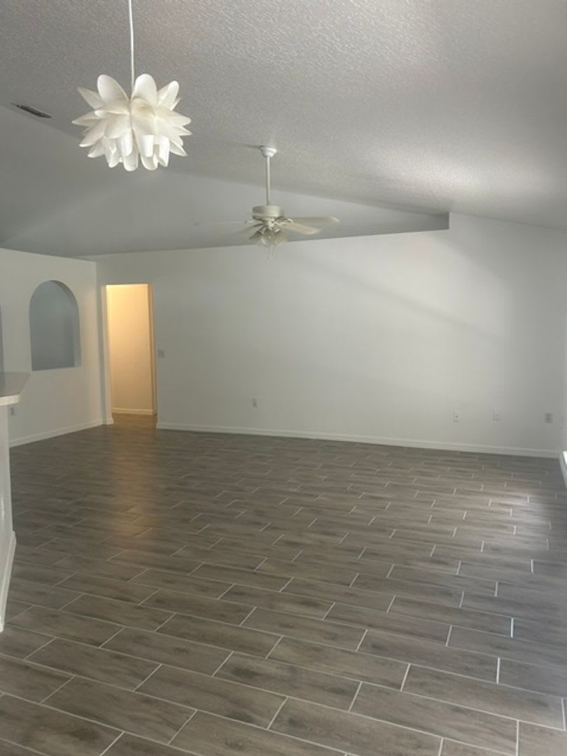 3 bed 2 bath home that has been freshly painted and tiled throughout – photo 3