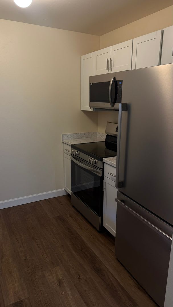 Recently Remodeled 2 Bed 1 Bath Lakeside Dr Condo – photo 4