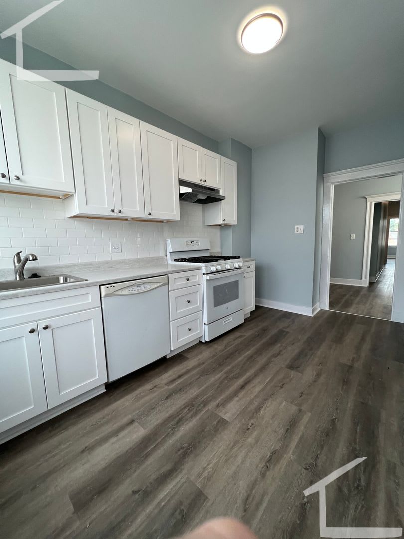 Huge 3 bed with in-unit laundry. – photo 1