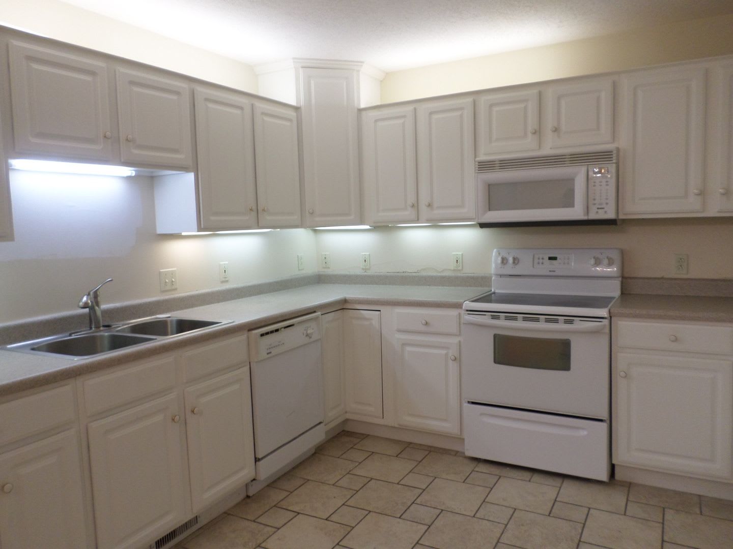 4 bedroom 3 bath Townhouse – photo 5