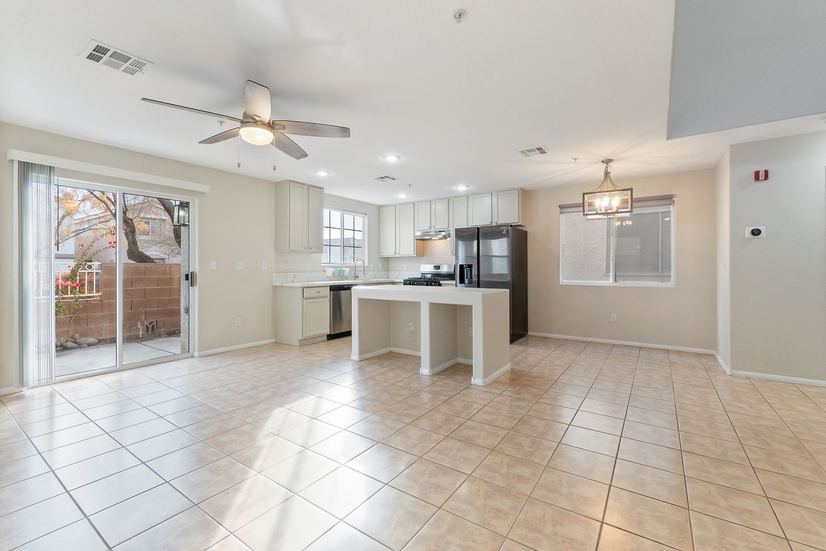 Stylish Gated Community 3 Bedroom Townhome with Solar & Community Amenities! – photo 2