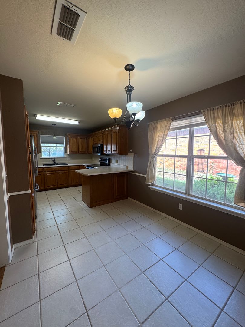 Located in CISD 3/2/2/2 Beautiful Home! – photo 5