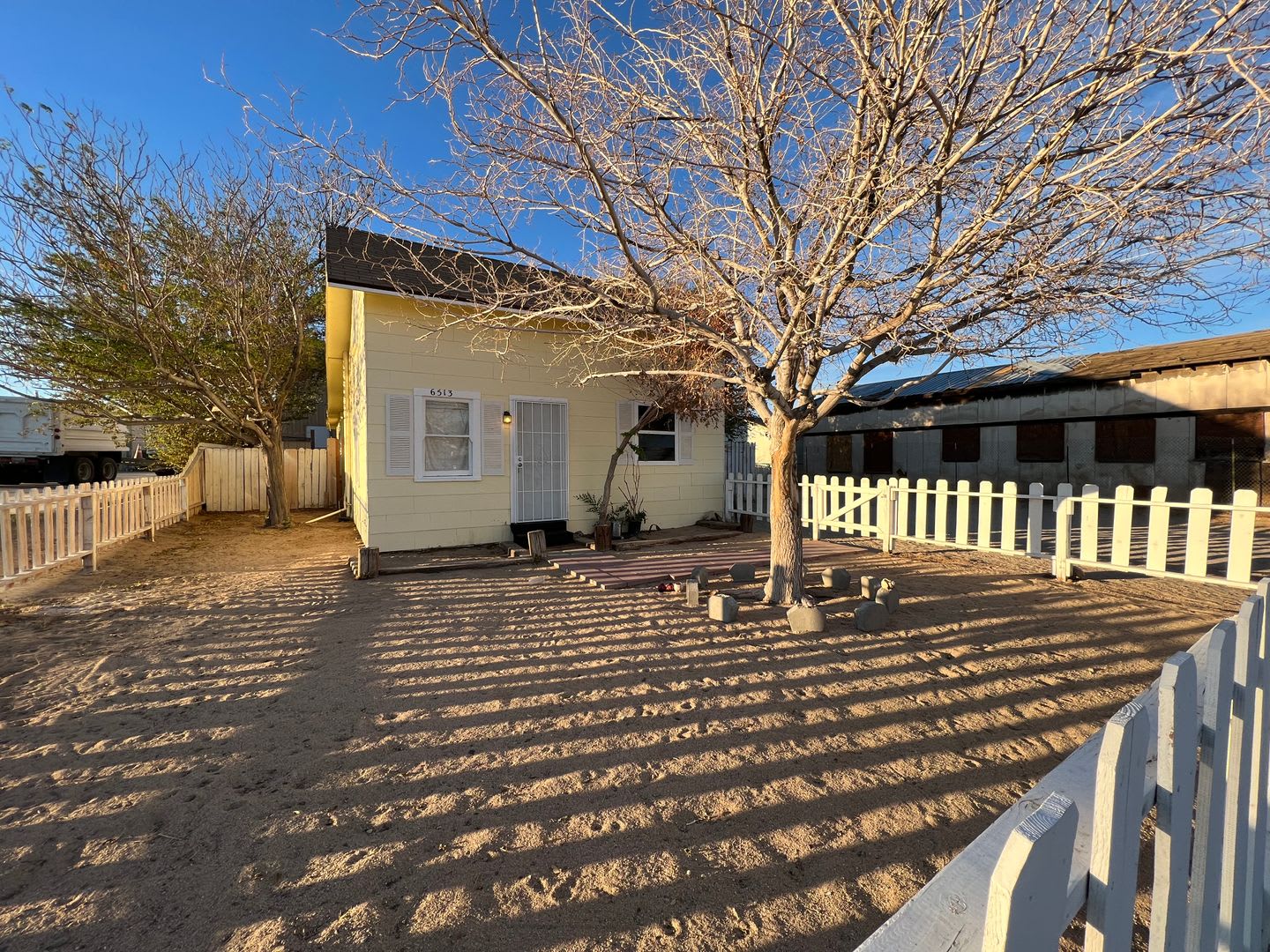 Cozy 3 Bed 1 Bath With A White Picket Fence – photo 1