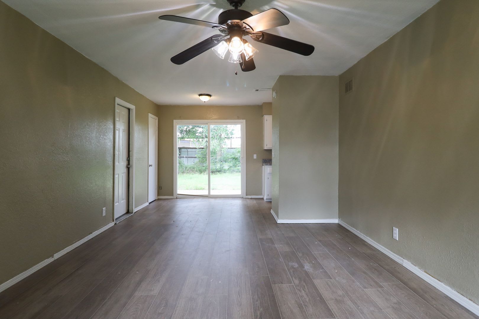 Midtown 3 Bedroom Gem! Available Mid/Late August – photo 3
