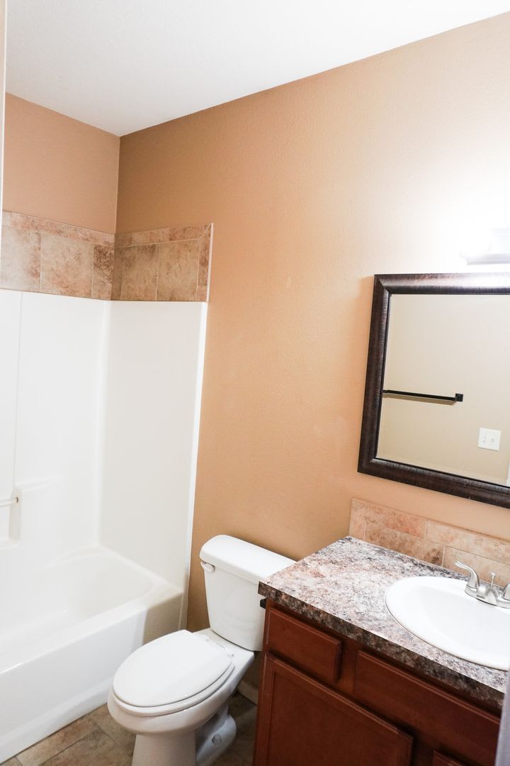 3-Bed Duplex w Garage, Yard, Balcony – photo 3