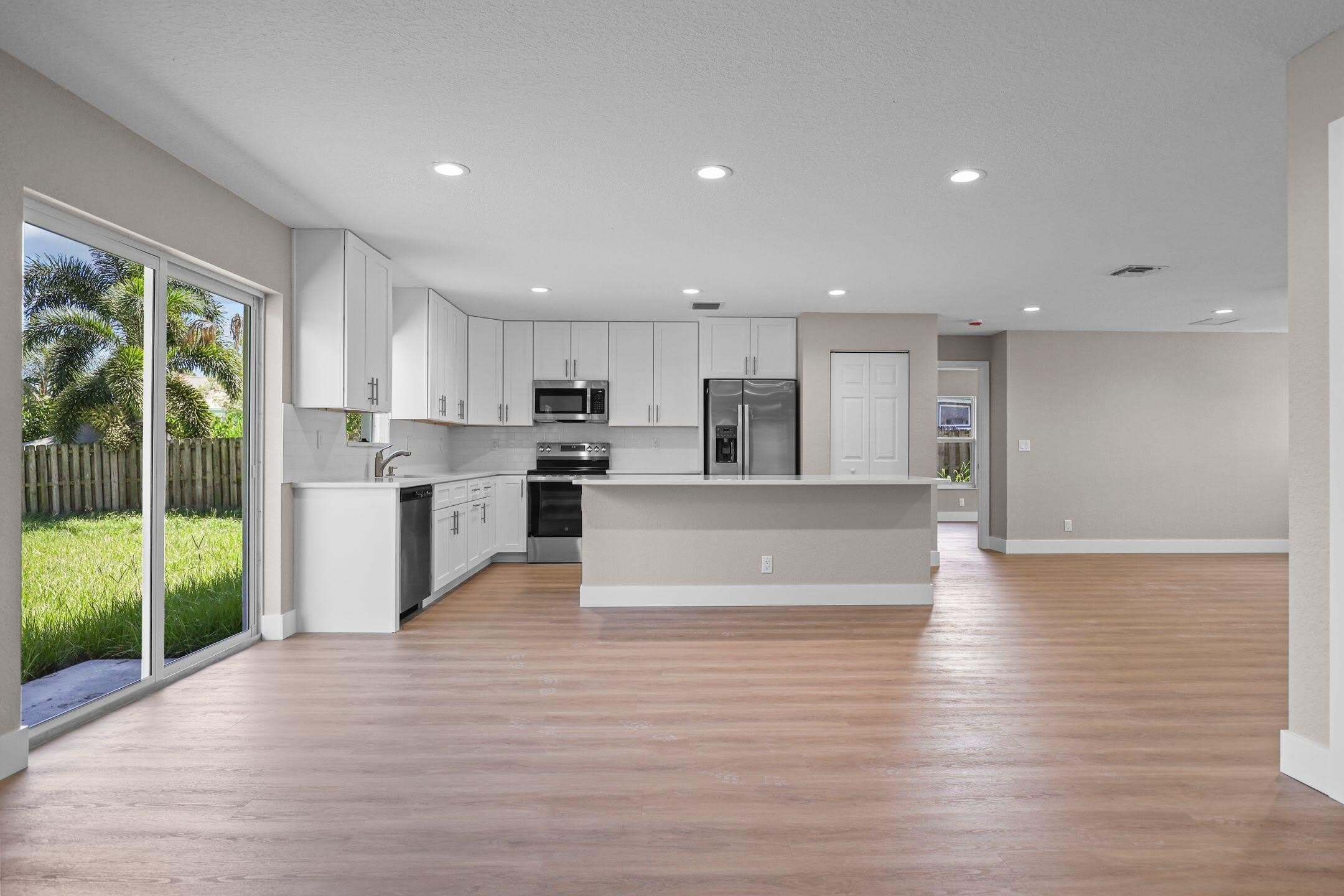 4611 SUNSET Boulevard – photo 5