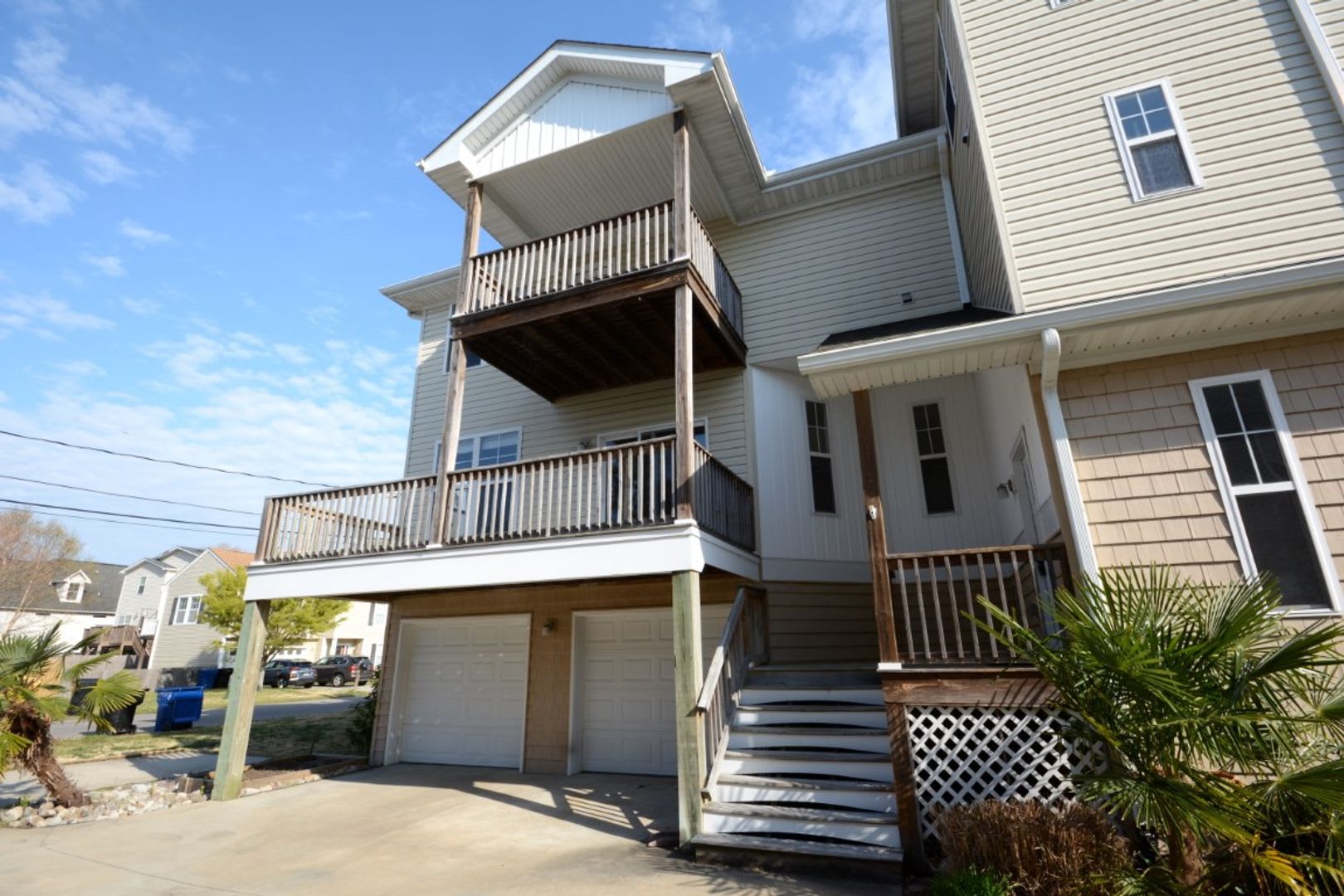 Beautiful 3 Story Home Featuring 3 Bedrooms And Stylish Custom Finishes Throughout Close To Beaches Norfolk Bases – photo 3