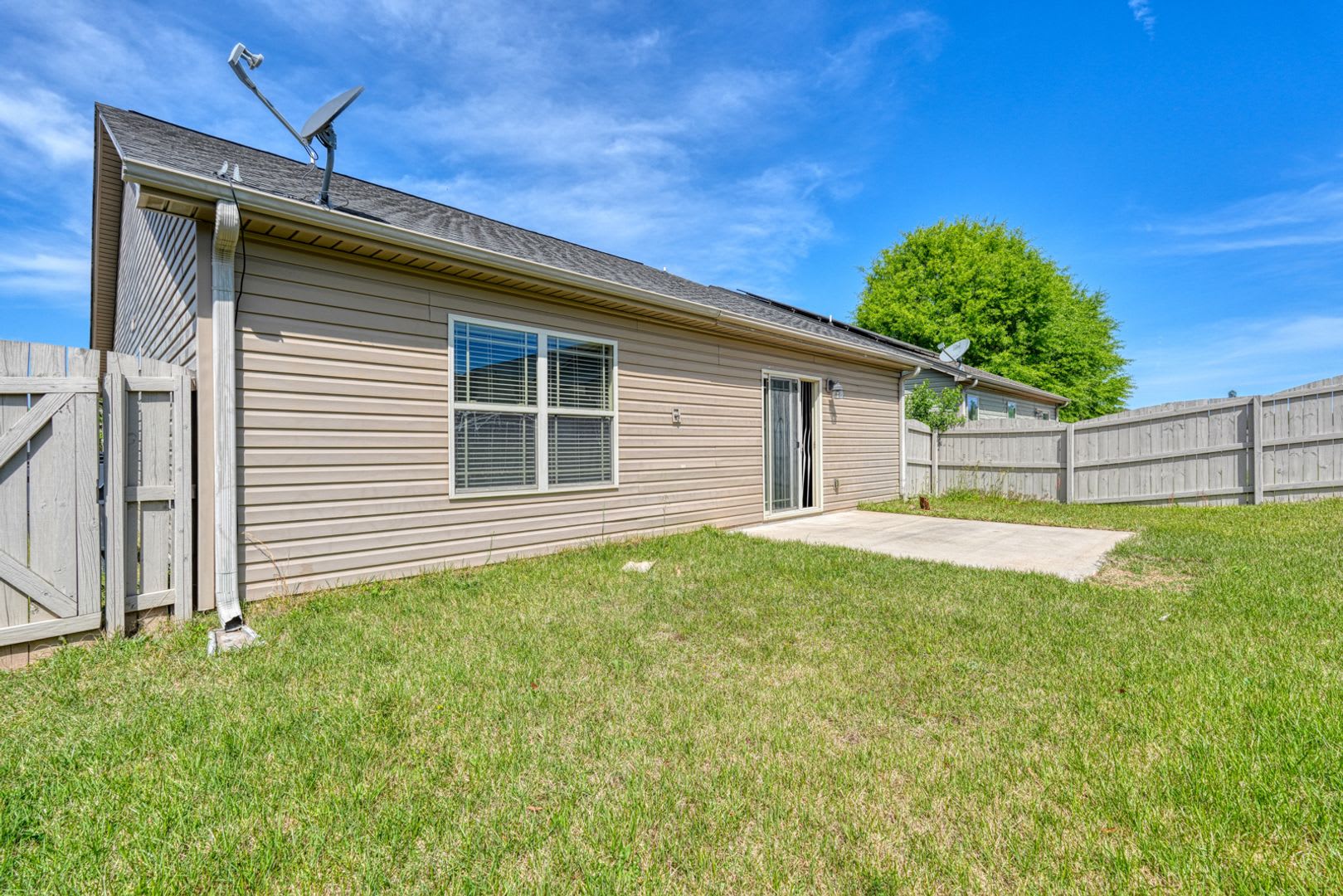 Beautiful 3Br 2Ba Home With Fenced Yard Community Pool – photo 2