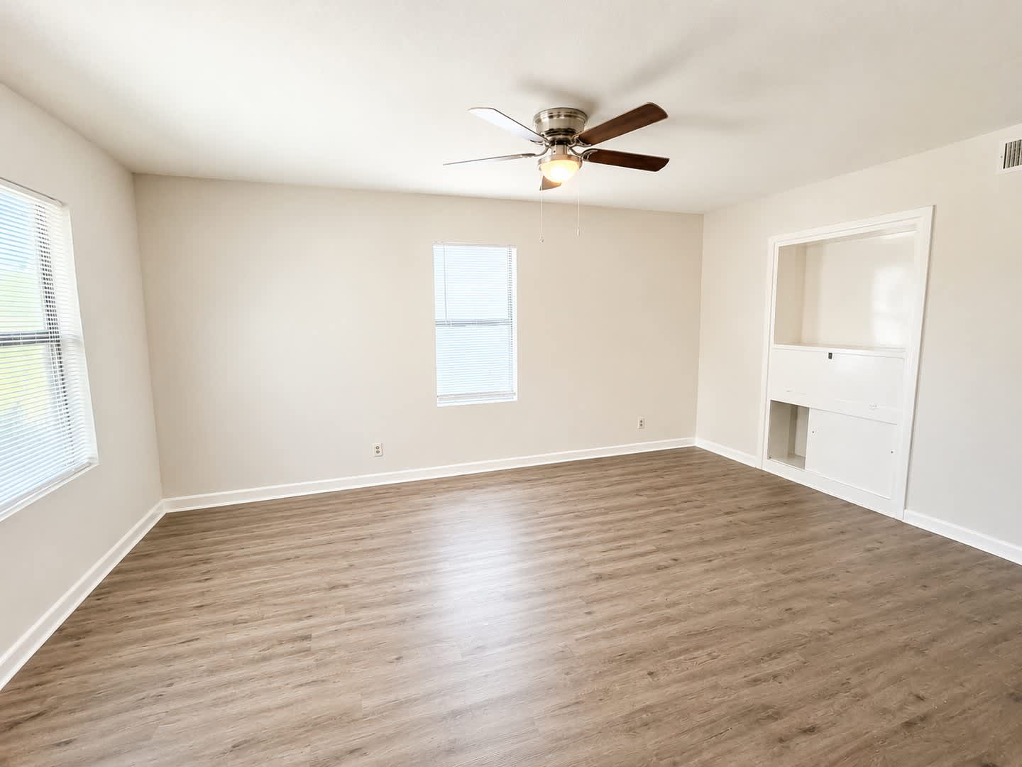 Charming, FULLY REMODELED 3 BED/1 BATH HOME AVAILABLE NOW! – photo 4