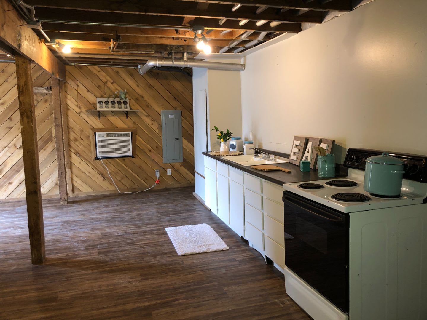 1 bedroom with 1 bath with a single garage, downstairs unit for rent! – photo 3