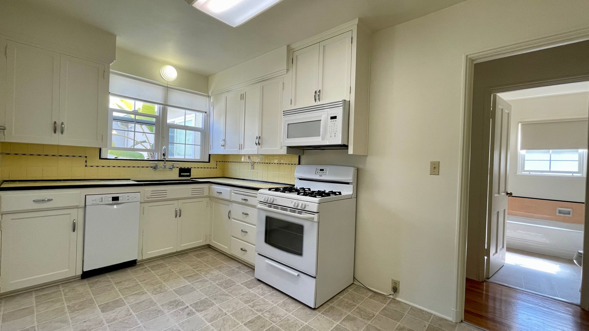 Single-Level 2-Bedroom 2-Bath House + Garage w/ Air Conditioning – photo 5