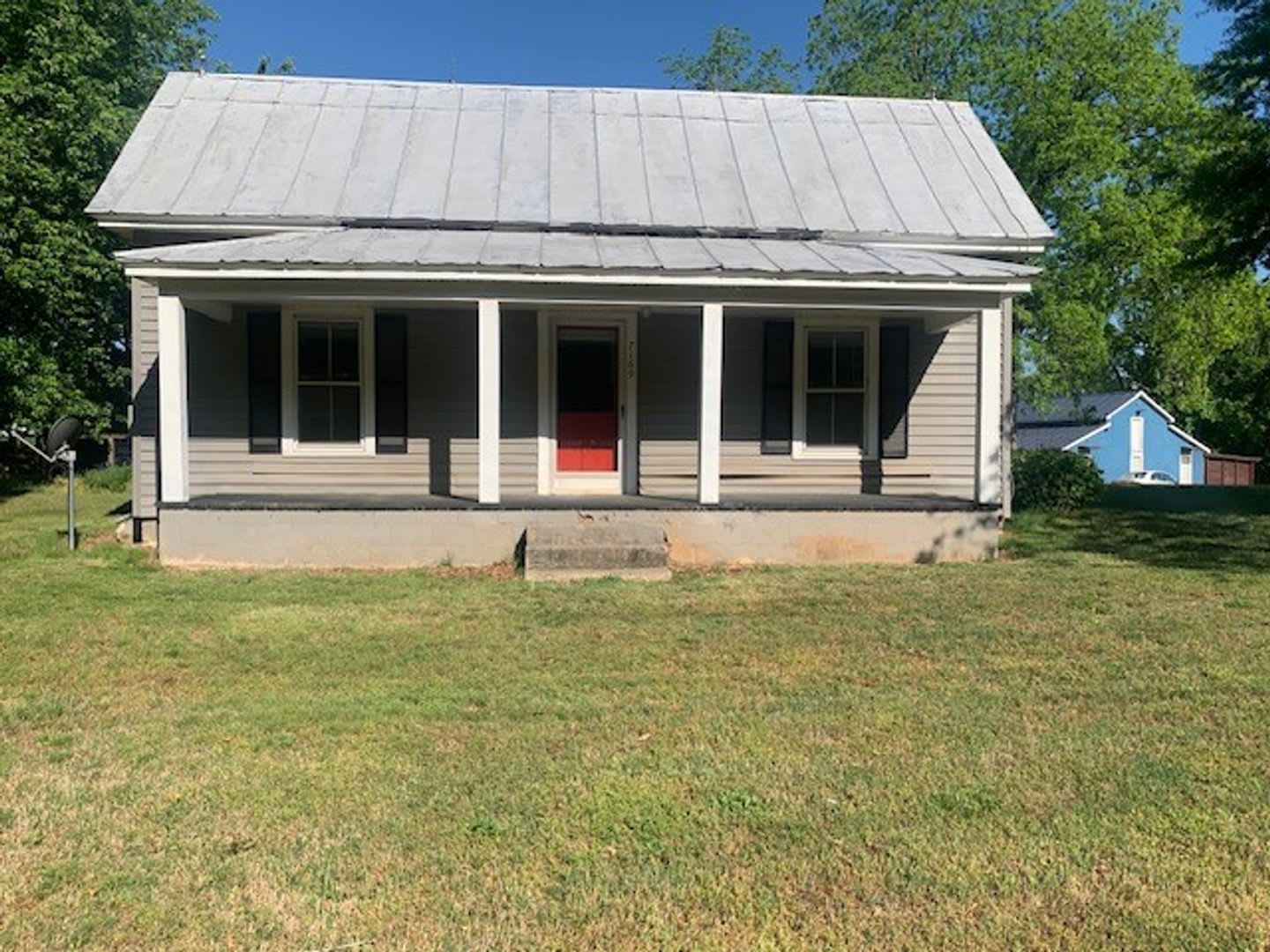 Beautiful 1 bedroom, 1 bath farmhouse with BONUS ROOM – photo 1