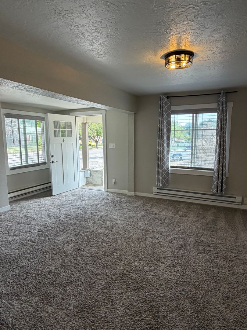Adorable Three-bedroom home! Centrally Located – photo 4