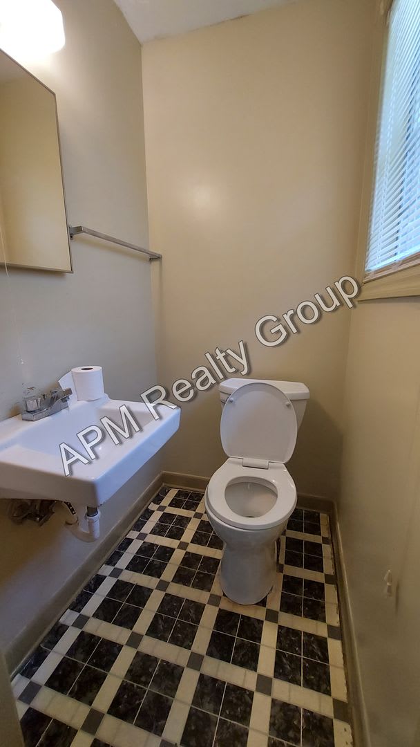 Three bedroom home in Southeast Columbia – photo 5