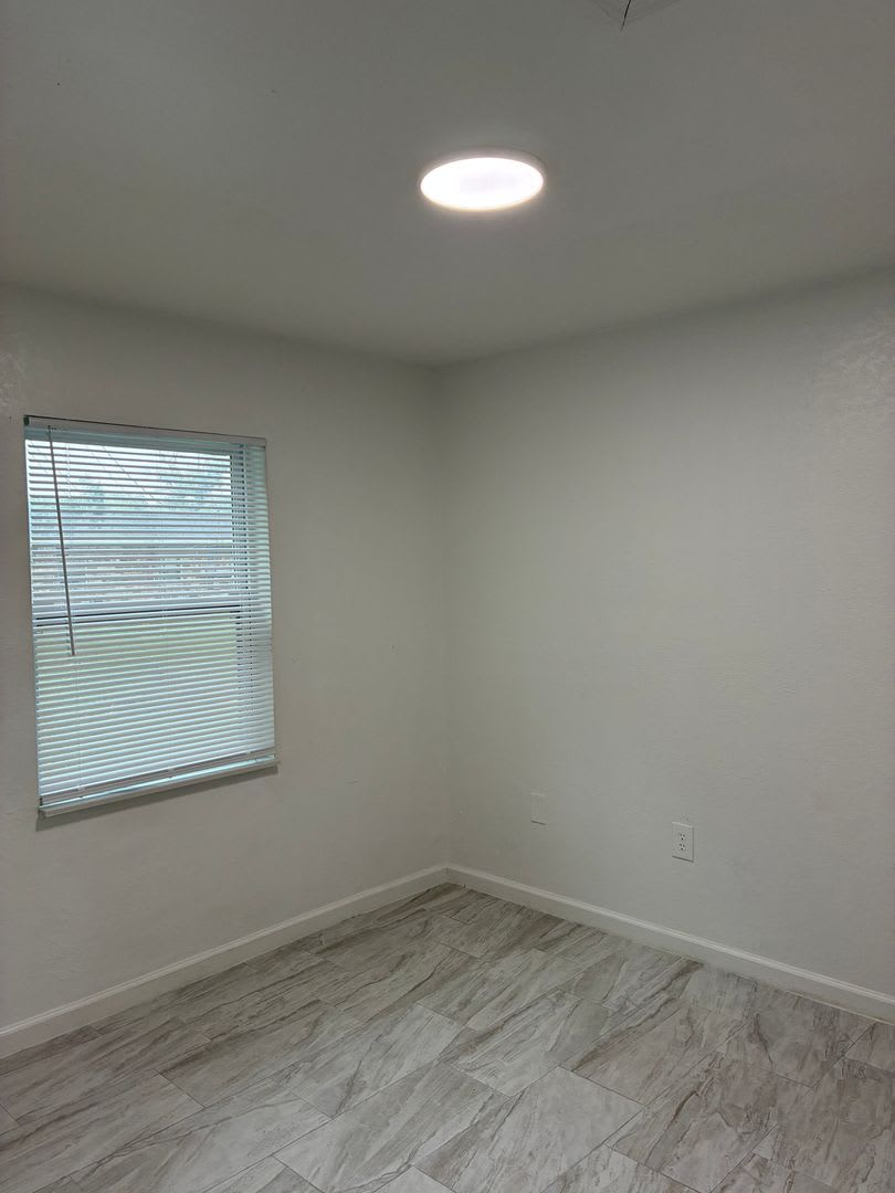 2-Bedroom Duplex with Private Carport Near Main Roads – photo 2